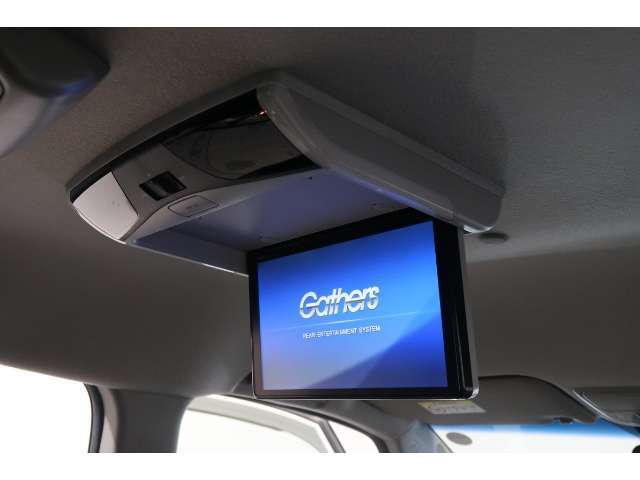 ◆◆リア席モニター（フリップダウンモニター）装備！ナビゲーションと組み合わせることで、走行中でも後席では地上デジタルTV放送やDVDビデオなどの映像も楽しめます。