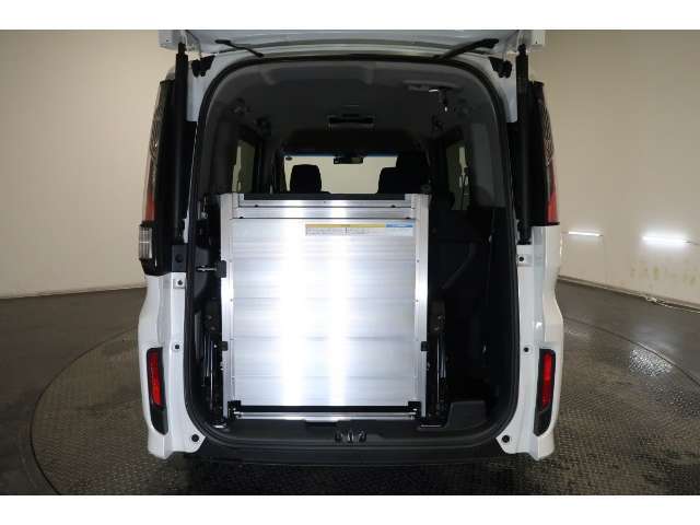 スロープを縦にたたむことで通常の荷室としてご利用いただけます。