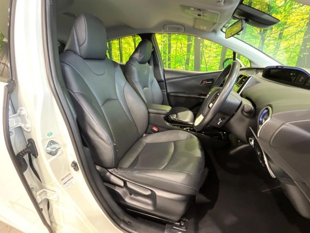 運転席まわりには十分なスペースがあり、大柄な方でもゆったり運転していただける環境です。