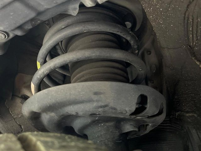 お車を安心してお乗りいただく為には、足回りの定期点検が欠かせません。サービスサポート（有償保証）では無料点検もご提供しており、安心のカーライフをお過ごしいただけるサポート体制が整っています。