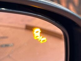 【ブラインドスポットインフォメーション】走行中、ドアミラーの死角になりやすい箇所に後続車が接近するとサイドミラー付近に警告を表示、ドライバーに注意喚起をしてくれます。