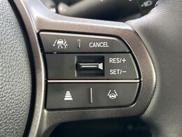 【アダプティブクルーズコントロール】高速道路での長距離走行が楽に！！自動で速度を保つクルーズコントロールが、衝突軽減システムと連携し、前方の車両を感知して車間を保つように速度調節してくれます！！