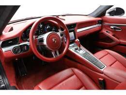 左ハンドルのこのお車の内装は赤レザーで統一されており、非常にスポーティーな内装となっております。