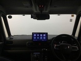 フロントガラスが大きく、ワイドな視界で運転もしやすくなるように設定されています。