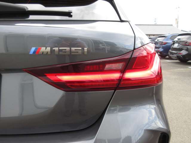 L字型の特徴的なテールランプが、後のドライバーへBMWを印象付けます。
