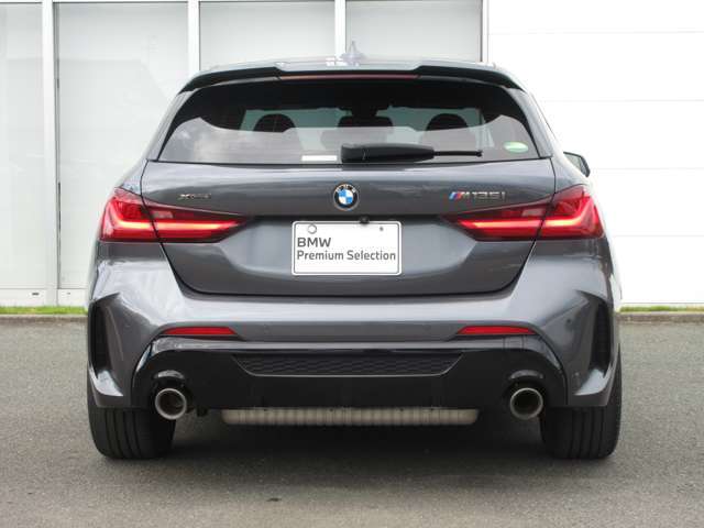 L字型の特徴的なテールランプが、後のドライバーへBMWを印象付けます。