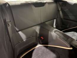 リアシートはお荷物置きにもお使いいただけます。【フロントシート同様に目立つ傷等ございません。】