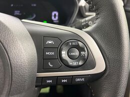 【レーダークルーズコントロール】高速道路での長距離走行が楽に！！自動で速度を保つクルーズコントロールが、衝突軽減システムと連携し、前方の車両を感知して車間を保つように速度調節してくれます！！