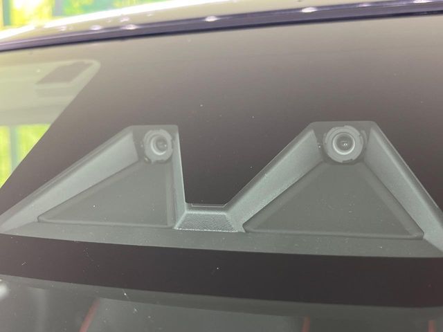 【スマートアシスト】走行中に前方の車両等を認識し、衝突しそうな時は警報とブレーキで衝突回避と被害軽減をアシスト。より安全にドライブをお楽しみいただけます。