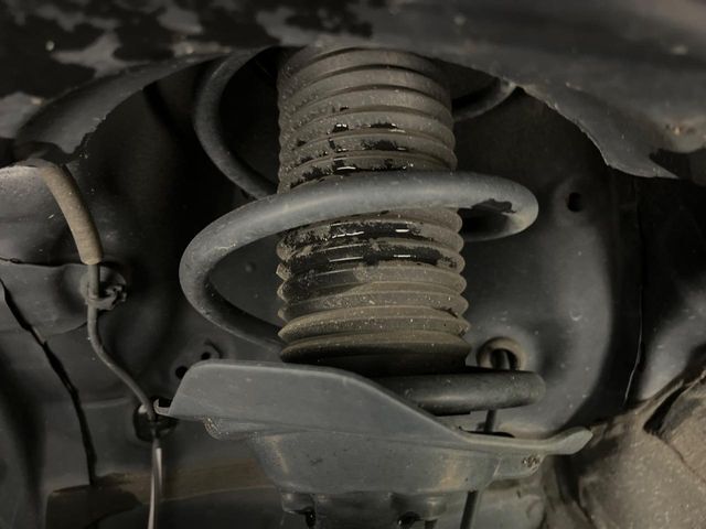 お車を安心してお乗りいただく為には、足回りの定期点検が欠かせません。サービスサポート（有償保証）では無料点検もご提供しており、安心のカーライフをお過ごしいただけるサポート体制が整っています。