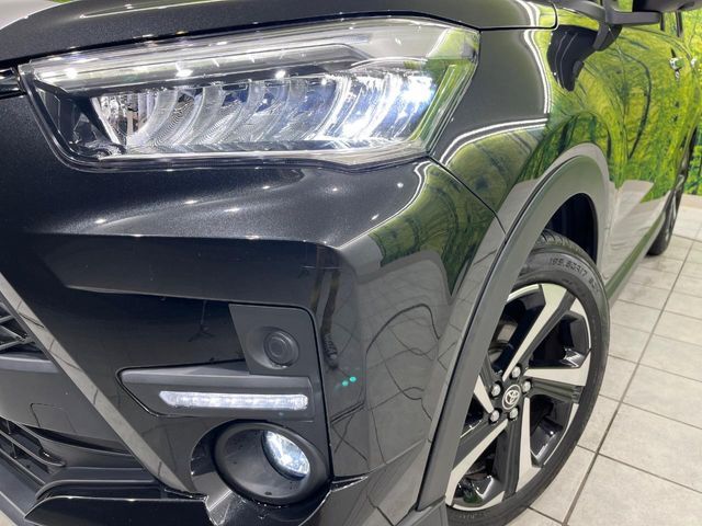 【LEDヘッドライト】悪天候や夜間走行時も良好な視界を確保し安心して運転できる高輝度LEDヘッドライトを装備！点灯速度が早く、消費電力も抑えられています。