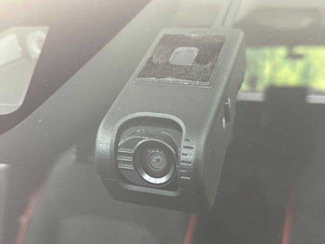 【ドライブレコーダー】安心・安全なカーライフに必須のドライブレコーダーを装備！走行中はもちろん、あおり運転や事故に遭遇した際の状況も映像で記録し、万一のリスクに備えます。