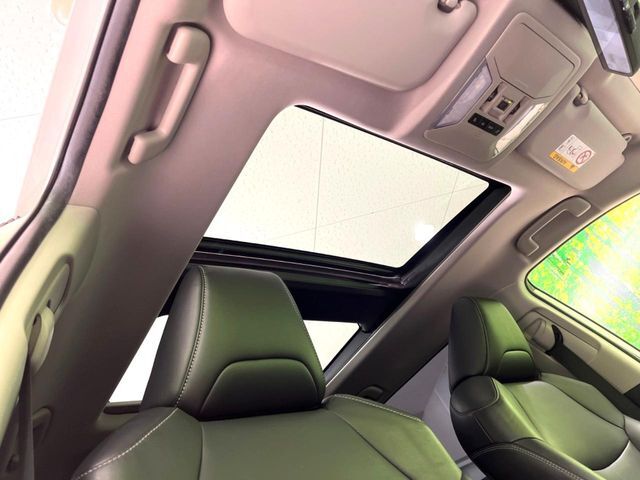 【サンルーフ】開放感たっぷりの希少装備、サンルーフが装着されています！車内に明かりを取り入れたり景色を楽しむ以外にも、車内の空気も簡単に換気できて快適です！