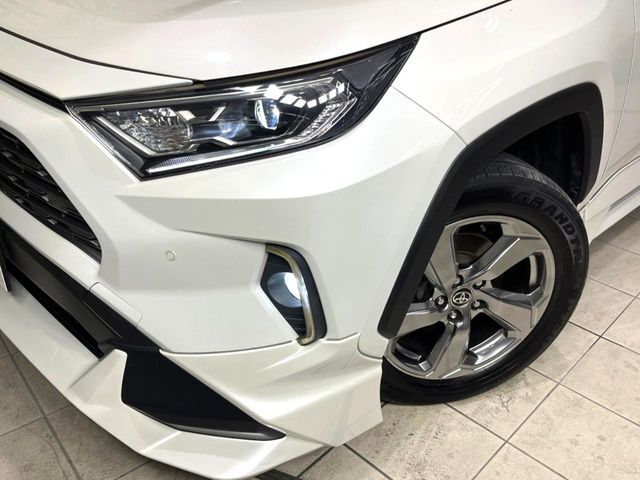 【LEDヘッドライト】悪天候や夜間走行時も良好な視界を確保し安心して運転できる高輝度LEDヘッドライトを装備！点灯速度が早く、消費電力も抑えられています。