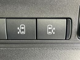 【ハンズフリー機能付き両側パワースライドドア】スライドドアの下に足先を入れてすぐ引くと、自動的にスライドドアが開閉します！荷物で両手がふさがった状態でも、ドアの開閉ができてとっても便利！