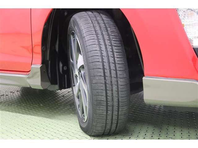 タイヤサイズ　175/60R16。京都トヨタにてこの車をご成約のお客様に限り、タイヤ4本を当社指定【新品】タイヤに交換します。