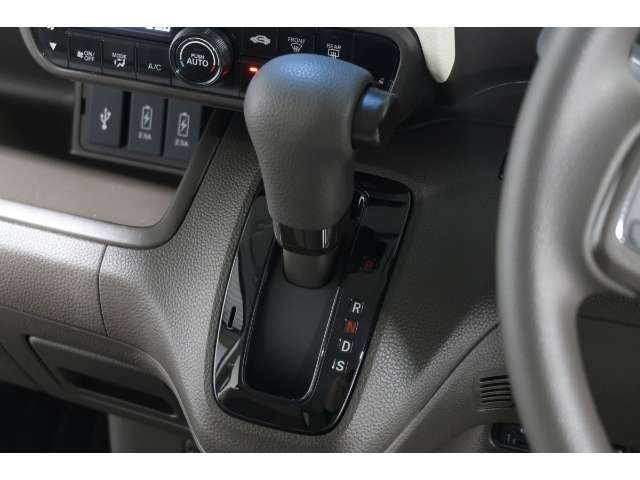 インパネシフトだから視線の移動も少なく足元もスッキリ♪運転席もゆったりしているのでゆとりを持ってドライブできますね！