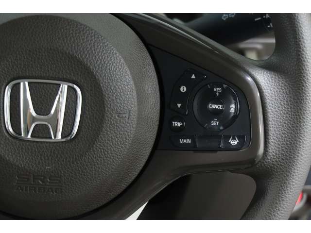 Hondaセンシングの機能のひとつ、アダプティブクルーズコントロール付！アクセルから足を離しても設定したスピードと前車との車間を保ち走行してくれます！車線維持もアシスト☆高速道路で疲労軽減ですね☆