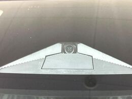 【ホンダセンシング】走行中に前方の車両等を認識し、衝突しそうな時は警報とブレーキで衝突回避と被害軽減をアシスト。より安全にドライブをお楽しみいただけます。