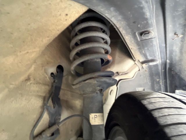 お車を安心してお乗りいただく為には、足回りの定期点検が欠かせません。サービスサポート（有償保証）では無料点検もご提供しており、安心のカーライフをお過ごしいただけるサポート体制が整っています。