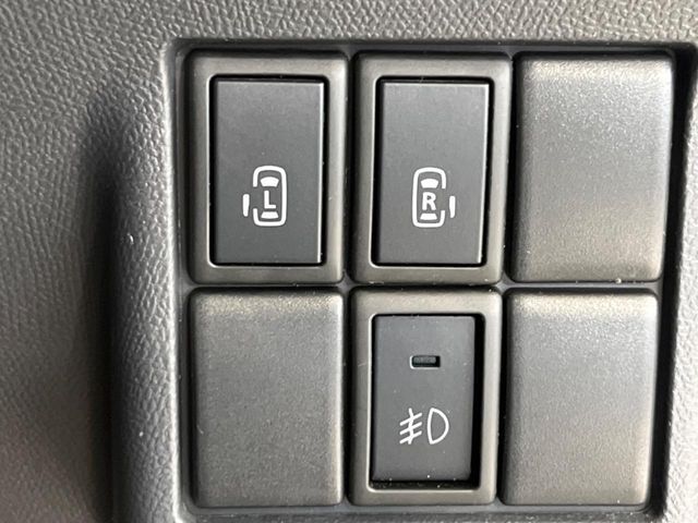【両側パワースライドドア】スマートキーや運転席のスイッチで後席両側スライドドアの開閉が可能♪電動だから力を入れてドアを開ける必要が無く、小さなお子様でも簡単に開け閉めでき快適です♪