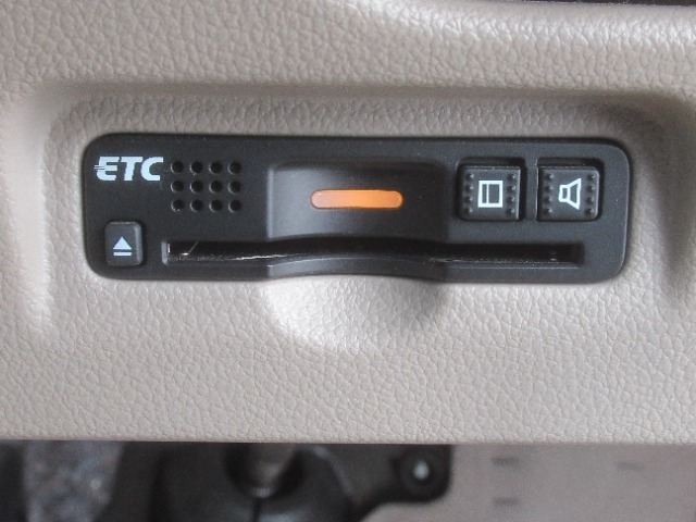 『ETC搭載』　高速利用時に便利なETCを搭載しております。高速道路での利用がスムーズになります！これで長旅も楽々♪納車時にセットアップをさせていただきますので、カードを差し込むだけでご利用いただけま