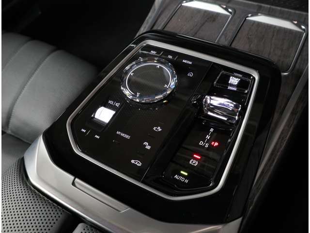 プレミアムセレクション2年保証のお車は2年延長保証にご加入頂けます。プレミアムセレクション2年保証からさら最大2年間、合計4年間の保証をお受け頂けます。対象箇所の不具合は無償修理をご提供致します。