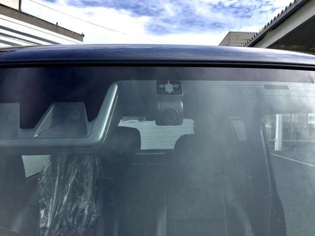 前側ドライブレコーダー付き！これなら万が一の際も録画されているので安心ですね！