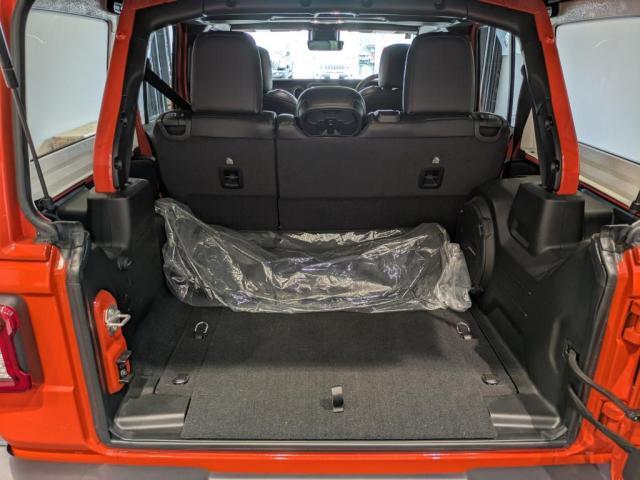 4ドアグレードのWrangler Unlimitedでリアシートを倒すと、約2,000Lの広大なカーゴルームが出現。はるか遠くを目指す冒険でも、十分なアイテムが積載可能です。