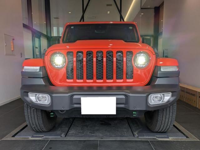 丸型ヘッドライトと7スロットグリルは、Jeepのデザインアイデンティティ。 今回は、CJシリーズとの親和性を強調し、丸型ヘッドライトをスロットグリルにめり込ませたデザインを採用しています。