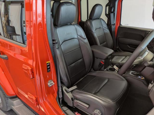 レザーシート。3段階で温度調節可能なフロントシート。天候や好みに合わせて運転席と助手席それぞれで調整可能。