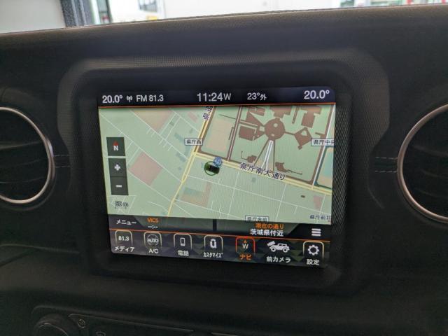 Uconnectオーディオナビゲーションシステム。AppleCarPlay・AndroidAuto対応音楽の再生が可能。他にも、エアコンの操作など様々な機能が操作可能。