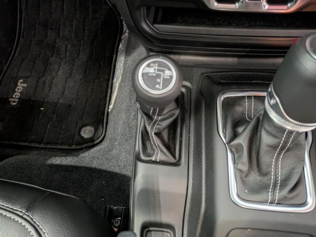 セレクトラックフルタイム4×4システム。電子制御のセンターデフを搭載し、手動でレンジ切り替え可能な強固なトランスファーケースを装備したシステム。