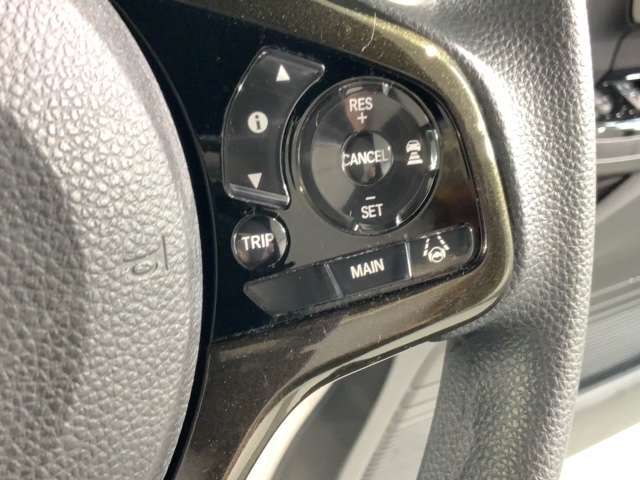 クルーズコントロールを装備しています。高速道路などで一定の速度で走ってくれるので運転が楽ですよ！速度を設定できますので、スピードの出しすぎにも注意できます。