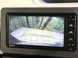 【バックカメラ】駐車時に後方がリアルタイム映像で確認できます。大型商業施設や立体駐車場での駐車時や、夜間のバック時に大活躍！運転スキルに関わらず、今や必須となった装備のひとつです！