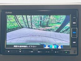 【バックカメラ】駐車時に後方がリアルタイム映像で確認できます。大型商業施設や立体駐車場での駐車時や、夜間のバック時に大活躍！運転スキルに関わらず、今や必須となった装備のひとつです！