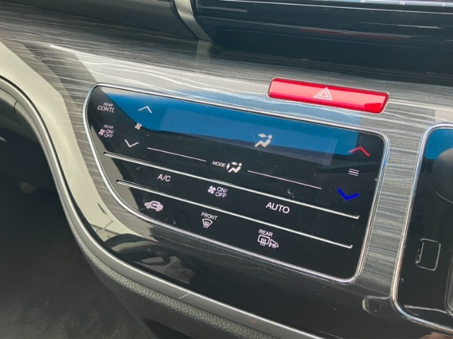 オートエアコンのお車ですので室内の温度をスムーズに調整してくれます♪