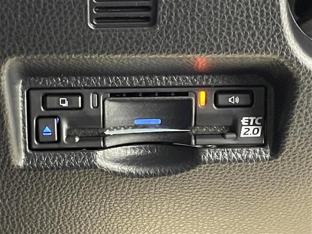 【ETC2.0（DSRC/ITSスポット）】ETCカードを挿入すれば料金所はノンストップで通過できます。ETC限定の割引や、高速道路の情報提供サービスを利用できます。
