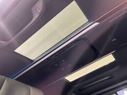 【ガラスルーフ】ガラスルーフ搭載で車内の解放感が一気にアップ！開放的なドライブをお楽しみいただけます。