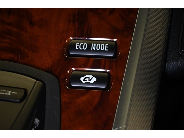 『EVモード』はモーターのみで走行しガソリンを消費しないハイブリッド車ならではの環境にも優しい走行です。