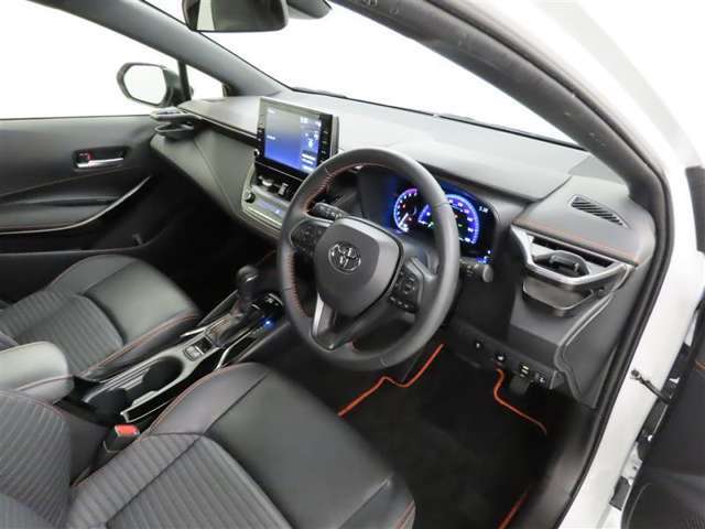 シンプルで使いやすいデザインの運転席です。