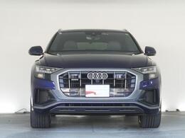 Audiデザインの特徴であるシングルフレームグリルが存在感を主張します。