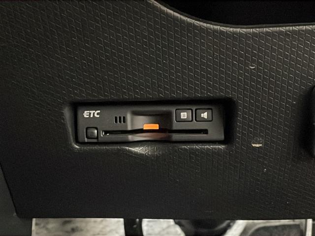 【ETC】有料道路を利用する際に料金所で停止することなく通過できる、ETC車載器（ノンストップ自動料金収受システム機器）が装備されています。セットアップを行うことで利用可能になります。