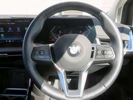 ◆インスツルメントパネルやインテリアトリムなどは、調和しなが洗練された室内を作り上げ、スイッチ類によって、優れた操作性をも実現。ドライバーの視線や動線を考え、人間工学に基づきデザインされています◆