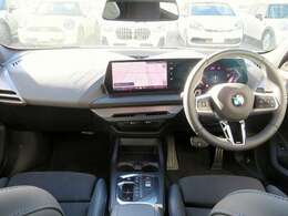 ◆インスツルメントパネルやインテリアトリムなどは、調和しなが洗練された室内を作り上げ、スイッチ類によって、優れた操作性をも実現。ドライバーの視線や動線を考え、人間工学に基づきデザインされています◆