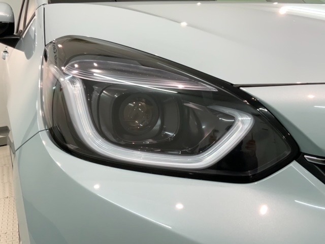 LEDヘッドライトは、点灯の瞬間から最大光量を発揮し、突然暗くなるトンネルなどでの安定感を高めます。