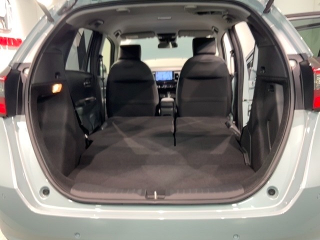 リア席を倒せば広々とした空間の出来上がり！床が低くフラットになり、天井までの高さがありますので積載が便利です。