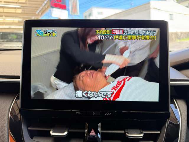 テレビは大画面で視聴可能です。