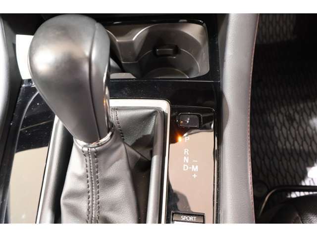 操作ラクラクのシフトです。　坂道や信号のストップ＆ゴーの多い日本では操作が簡単！　シフトチェンジしやすい配置で操作し易いですね。