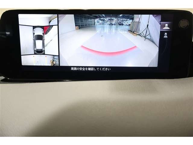 パノラミックビューモニター付きです。車両を上から見たような映像をディスプレイ画面上に表示。運転席からの目視だけでは見にくい、車両周辺の状況をリアルタイムでしっかり確認できます。